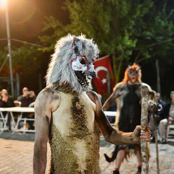 Kesilen kurbanların derisini giyip insanları korkuttular