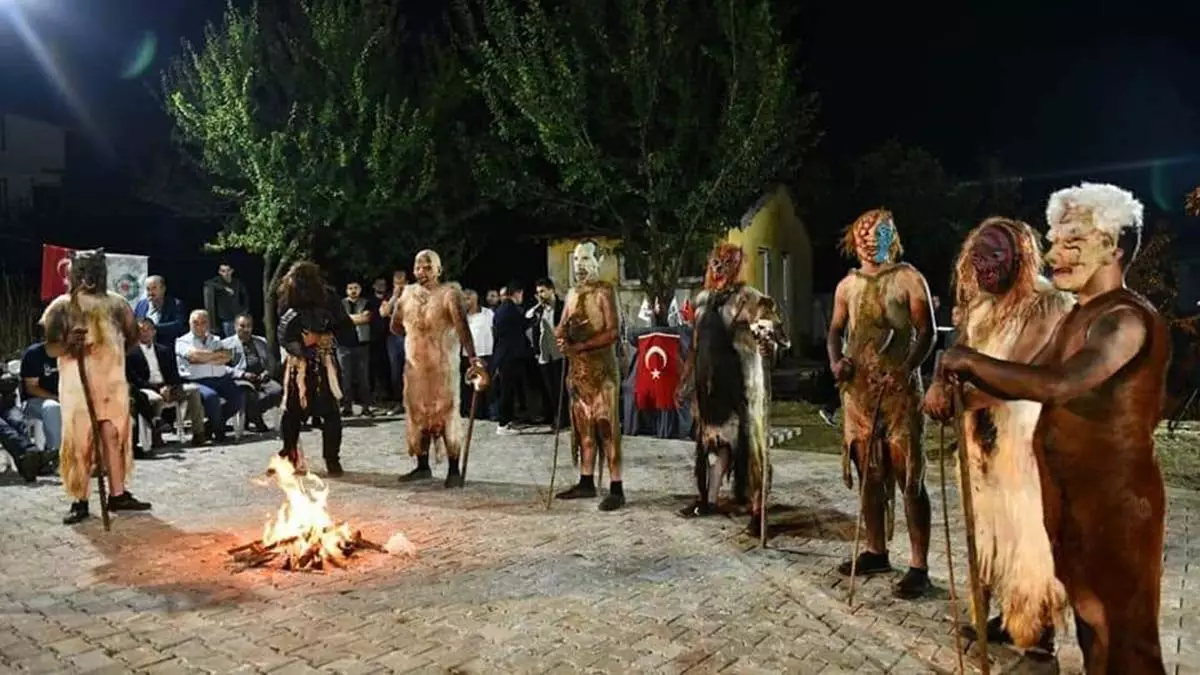 Bursa'da 2 asırlık gelenek: kesilen kurbanların derisini giyip, insanları korkuttular. Korkutma geleneğinin yaklaşık 200 yıldır sürdüğü öğrenildi.