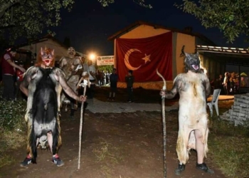 Kesilen kurbanların derisini giyip insanları korkuttular
