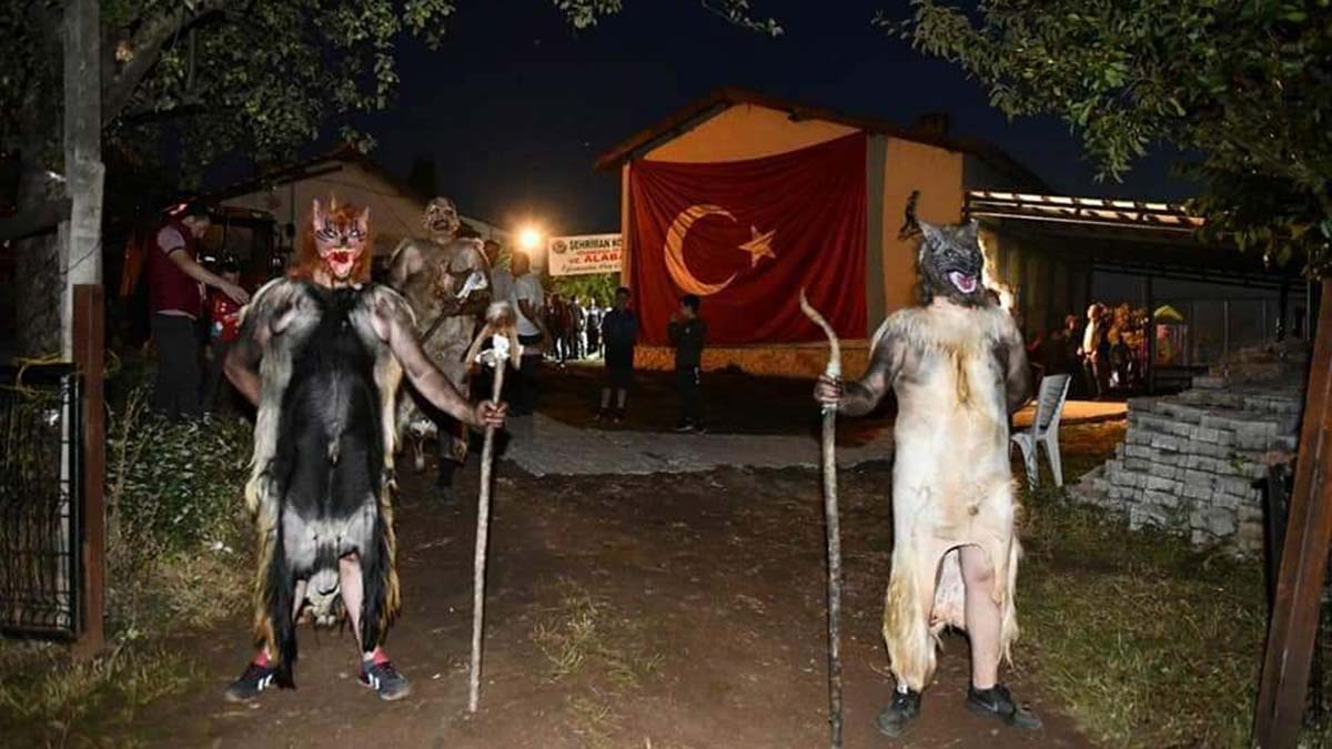 Kesilen kurbanların derisini giyip insanları korkuttular