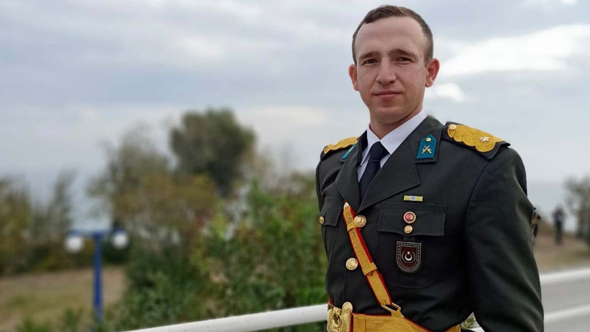 Hakkari'de, kaçakçılara yönelik düzenlenen operasyonda Barazgir Çayı'na düşen Piyade Teğmen Halis Keskin'in (26) acı haberi, Bursa’da yaşayan ailesine ulaştı.