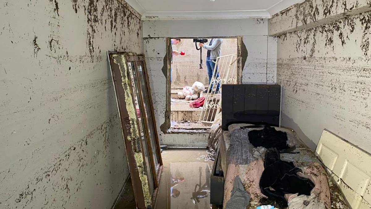 Ankara'nın Keçiören ilçesinde, sağanak sonrası meydana gelen selde boğulan Busenur Doğanay (20), son yolculuğuna uğurlandı.