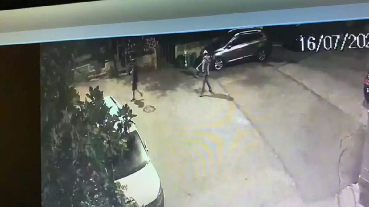 Beykoz'da bir eve giren 3 hırsız, yedek anahtarını aldıkları otomobili çaldı. Şüpheliler, çaldıkları otomobille hırsızlık amacıyla bir eve girmeye çalıştı. O anlar güvenlik kameralarına yansıdı.