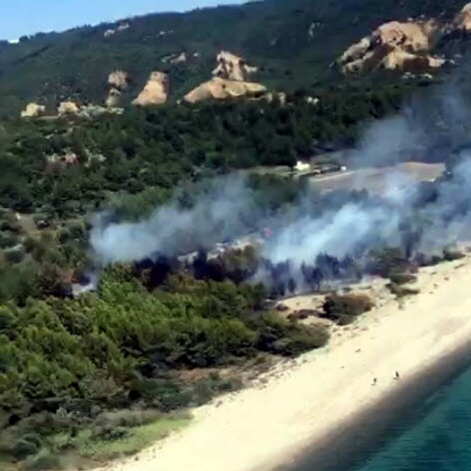 Anzak Koyu'nda yangın; Alevler ormana sıçradı