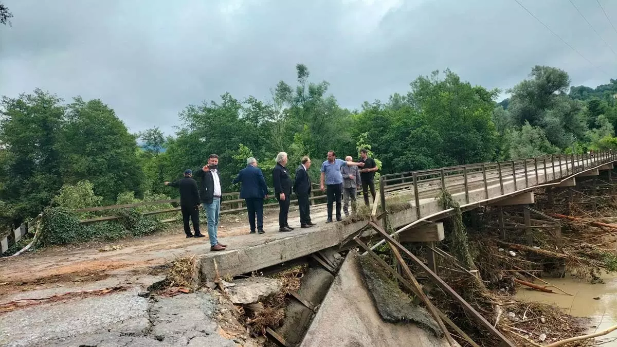 Çatak köprüsü selde yıkıldı; köylere ulaşım aksadı