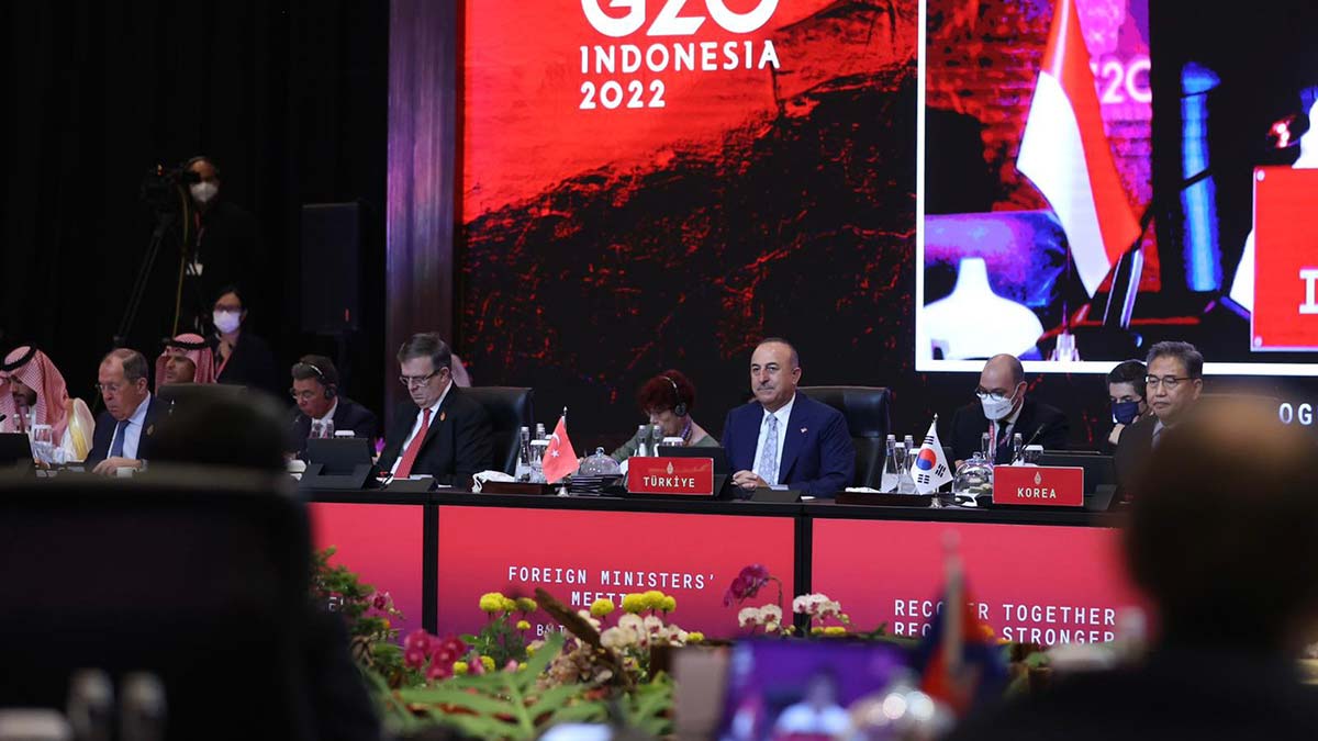 Dışişleri Bakanı Mevlüt Çavuşoğlu “Çok taraflılık bazı örgütlerin tek taraflı attığı adımlarla zayıflatılmıştır. Ukrayna Savaşı örneklerden bir tanesidir” dedi.