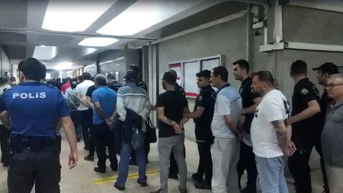 Ankara merkezli 29 ilde gerçekleştirilen Demir Yumruk operasyonunda gözaltına alınan ve savcılık ifadesinin ardından serbest bırakılan Mustafa G., "Benim üzerime şirket açacaklarını söyleyerek bin lira para teklif ettiler. Ben de sokaklarda kaldığım için kabul ettim. İki sene sonra şüpheli olarak gözaltına alındım, mağdurum" dedi.