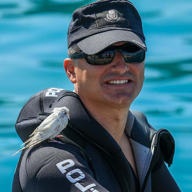 Denize düşen muhabbet kuşu jet-ski ile kurtarıldı