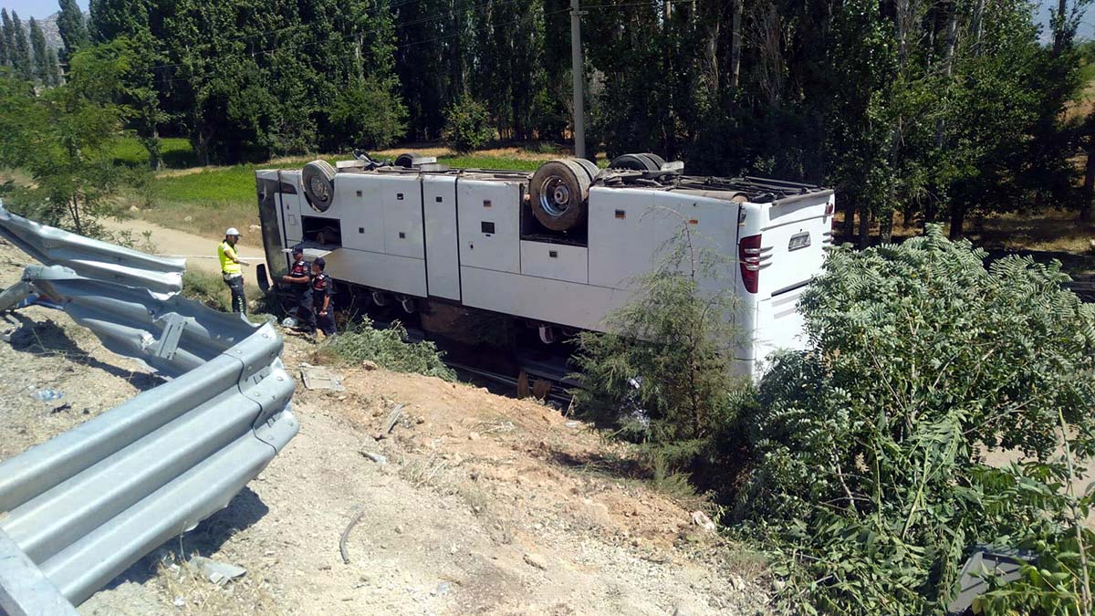 Denizli'de tur otobüsü takla attı