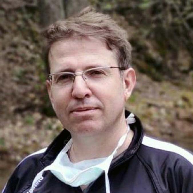 Konya’da kardiyoloji uzmanı Dr. Ekrem Karakaya'nın (47) görev yaptığı hastanede silahlı saldırıda yaşamını yitirmesinin ardından olayın yaşandığı klinik, kapısına 'Cenazemiz var hasta bakılmayacaktır' yazısı asılarak, kapalı tutuldu.