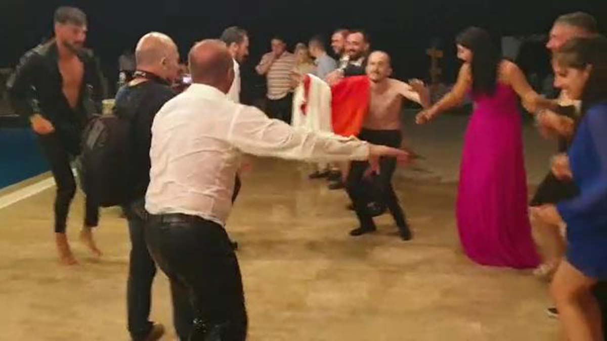 Düğünde havuzda horon teptiler