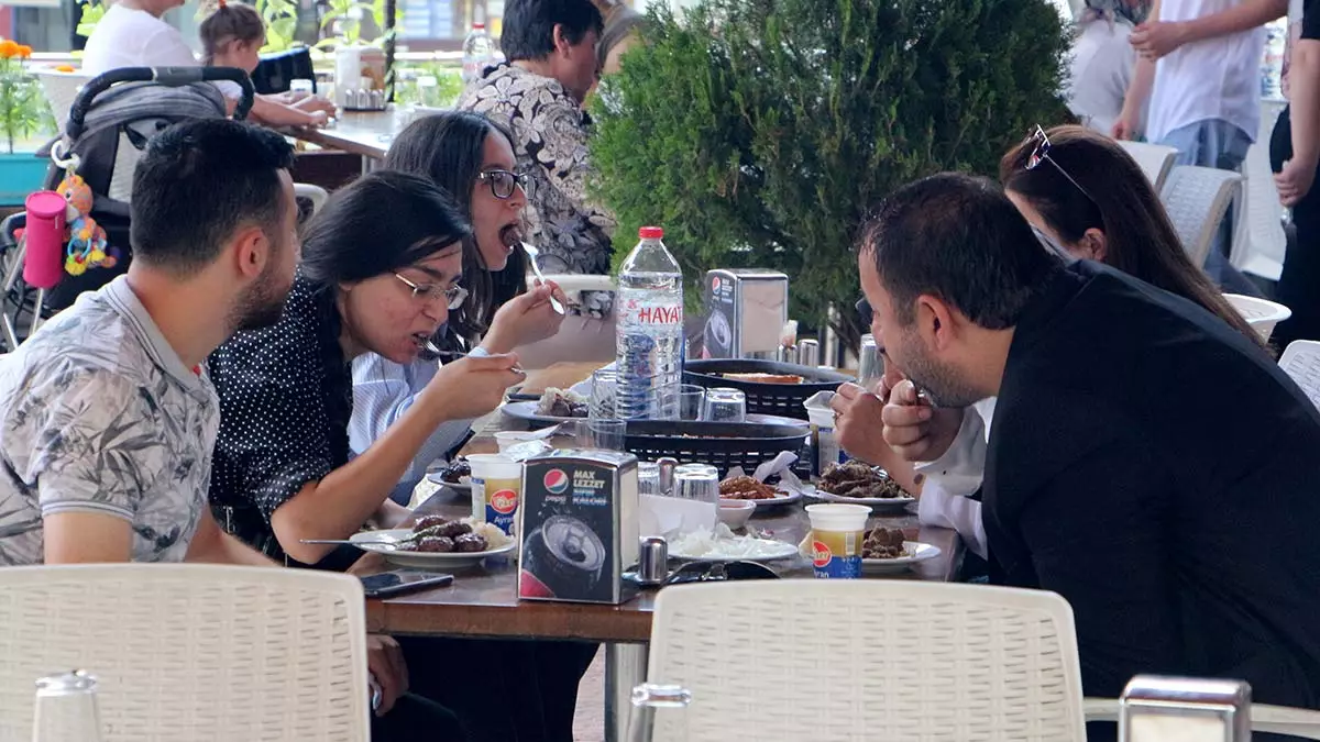 Kurban bayramı'nı tarih ve kültür şehri edirne'de geçirmek isteyen yerli ve yabancı onlarca turist, kente akın etti. Meşhur lezzet tava ciğer için kuyruklar oluşurken, başta selimiye camisi olmak üzere birçok tarihi mekan ilgi gördü.