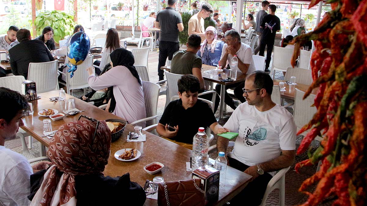 Meşhur lezzet tava ciğer için kuyruk oluştu