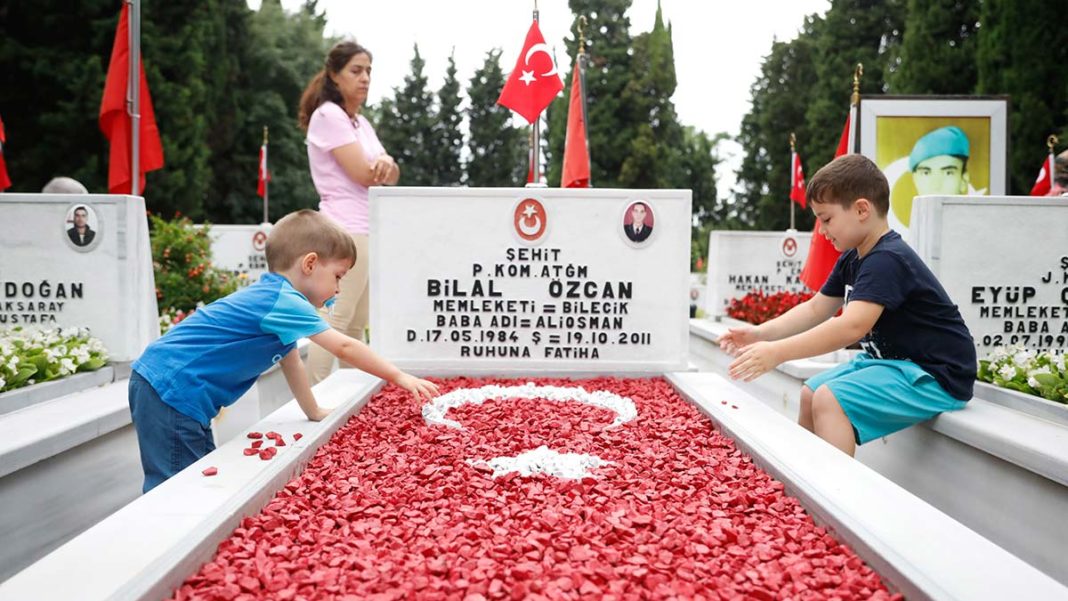 Kurban Bayramı arifesinde Edirnekapı Şehitliği ziyareti