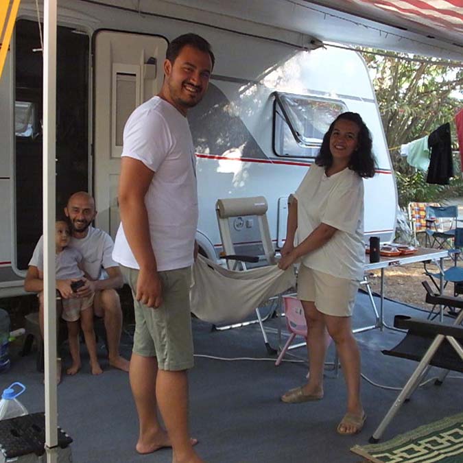 Kuzey Ege'de 30 binin üzerindeki yazlık sayısı ile dikkati çeken Edremit Körfezi'nde karavan kampları özellikle yerli turistlerin tercihi oldu.