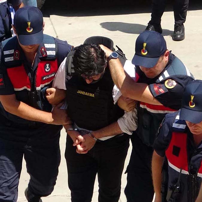 Eğitimci Arıkan ve şoförünün katil zanlısı Akçekaya, mahkemedeki ifadesinde hakkındaki suçlamaları kabul etmeyip, kendisine komplo kurulduğunu söylediği öğrenildi.