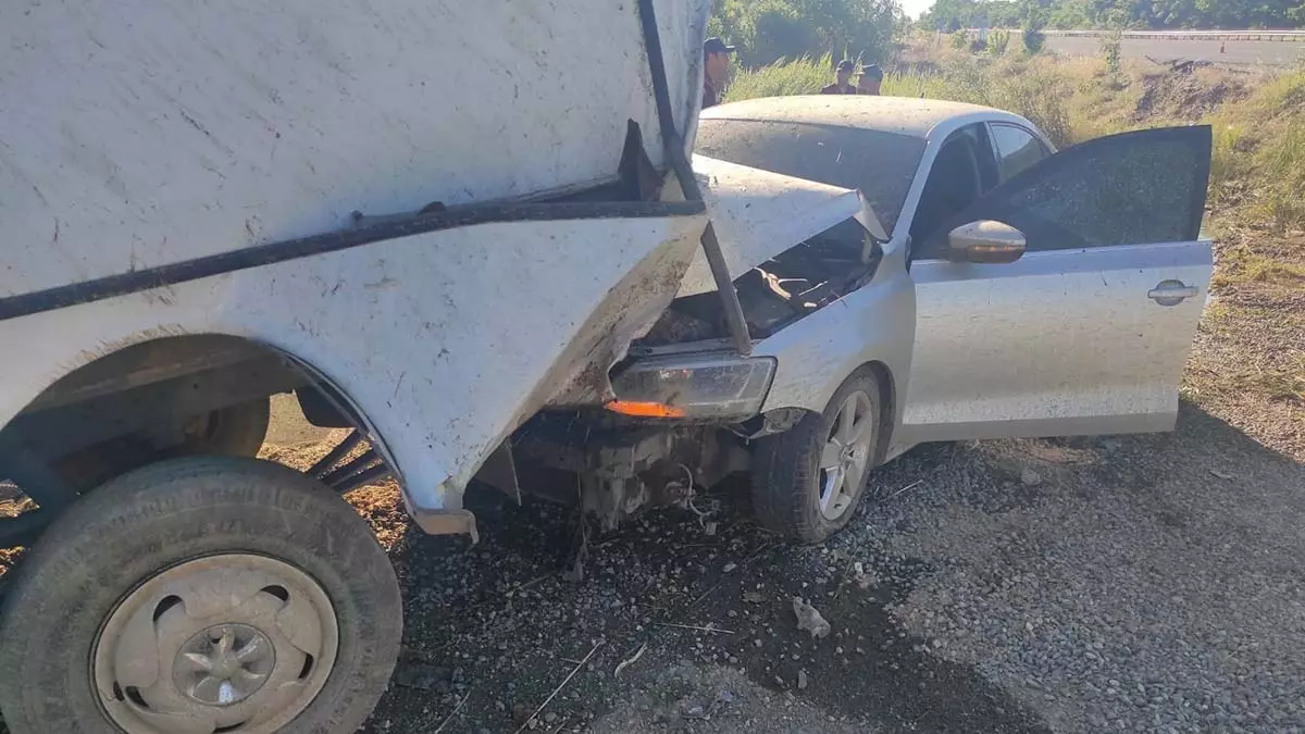 Elazığ'da otomobil minibüse çarptı; 11 yaralı