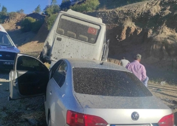 Elazığ'da otomobil minibüse çarptı; 11 yaralı