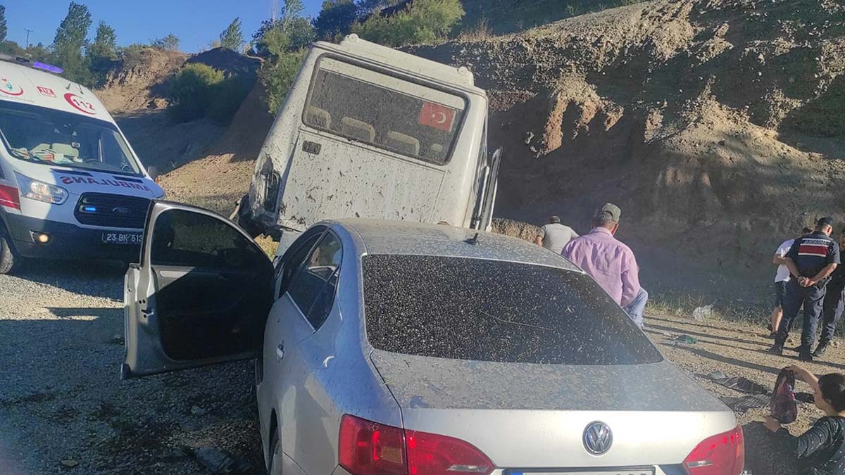 Elazığ'da otomobil minibüse çarptı; 11 yaralı