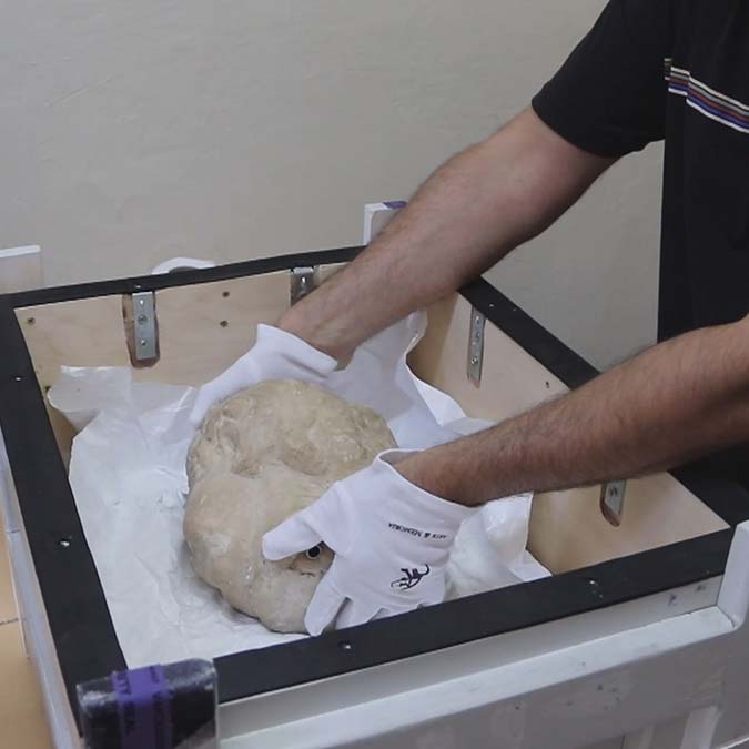 140 yıl önce keşfedilerek Türkiye'den İngiltere'ye götürülen 'Eros Başı', Kültür ve Turizm Bakanlığı'nın girişimleri sonucunda İstanbul Arkeoloji Müzesi'ndeki yerini aldı.