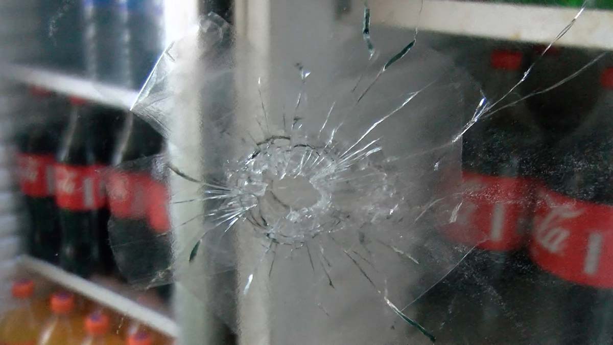 Esenyurt'ta kar maskeli saldırgan 3 el ateş etti