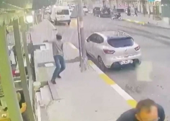 Esenyurt'ta kar maskeli saldırgan 3 el ateş etti