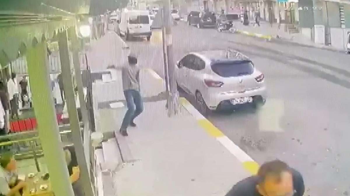 Esenyurt'ta kar maskeli saldırgan 3 el ateş etti