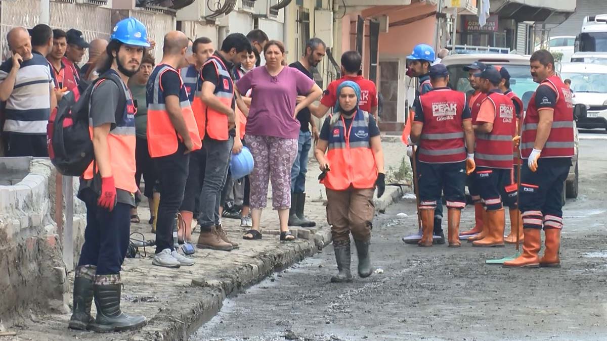 Esenyurt'ta yaşanan su baskınlarının ardından temizlik çalışmaları devam ediyor. Sağanak yağış nedeniyle Esenyurt'taki Haramidere taşmış ve çok sayıda ev ve işyerini su basmıştı.