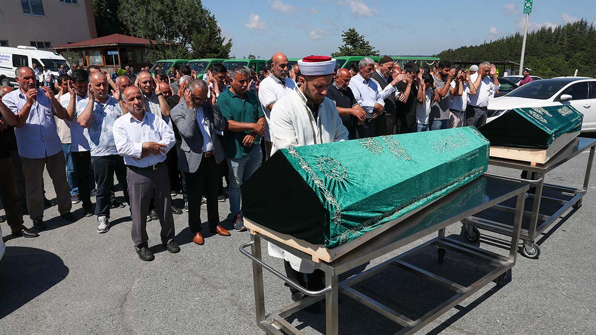 Esenyurt'ta katliam; aynı aileden 4 kişi toprağa verildi