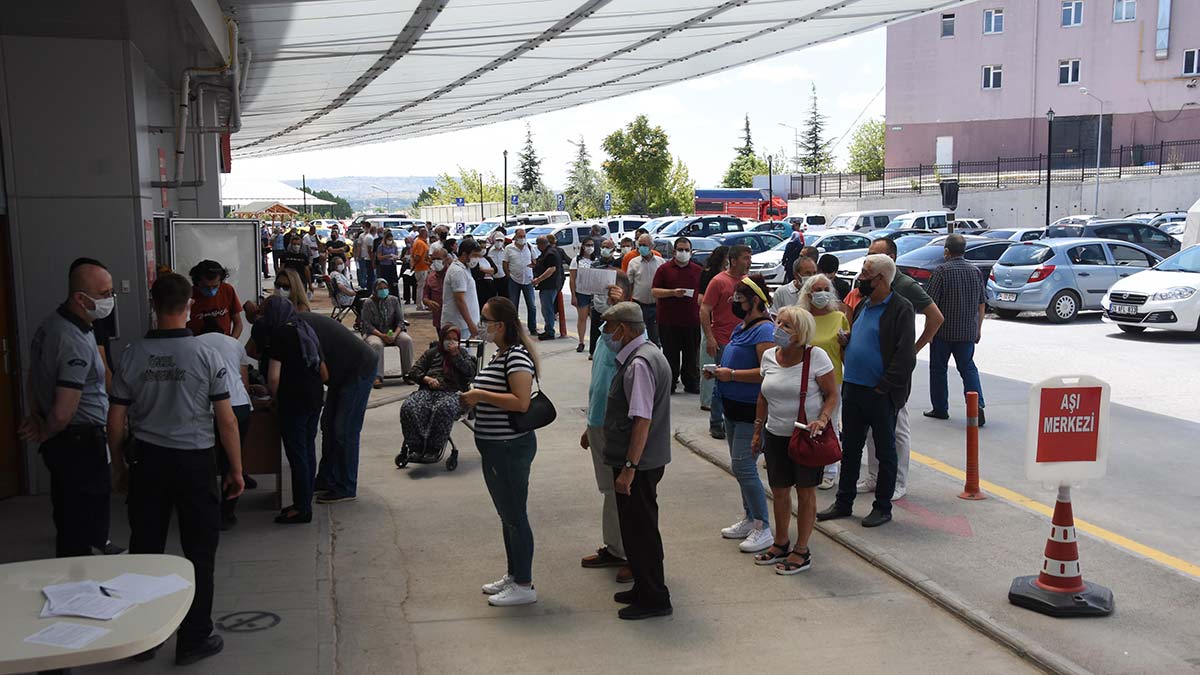 Eskişehir'de hatırlatma dozu kuyruğu