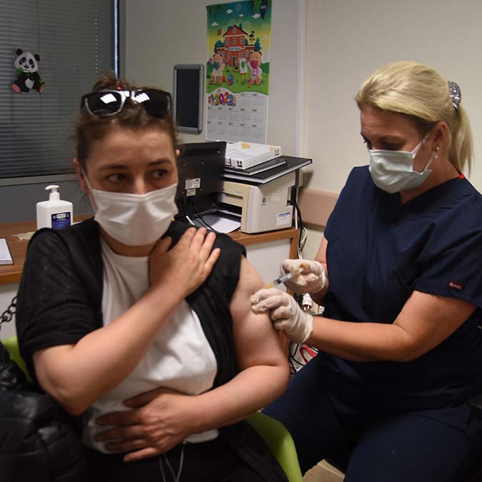 Eskişehir'de hatırlatma dozu sisteminin açılması ile randevu alıp gelenler, hastane önlerinde kuyruk oluşturdu. Bugün 1000 kişinin randevu alıp, aşı olduğu belirtildi.