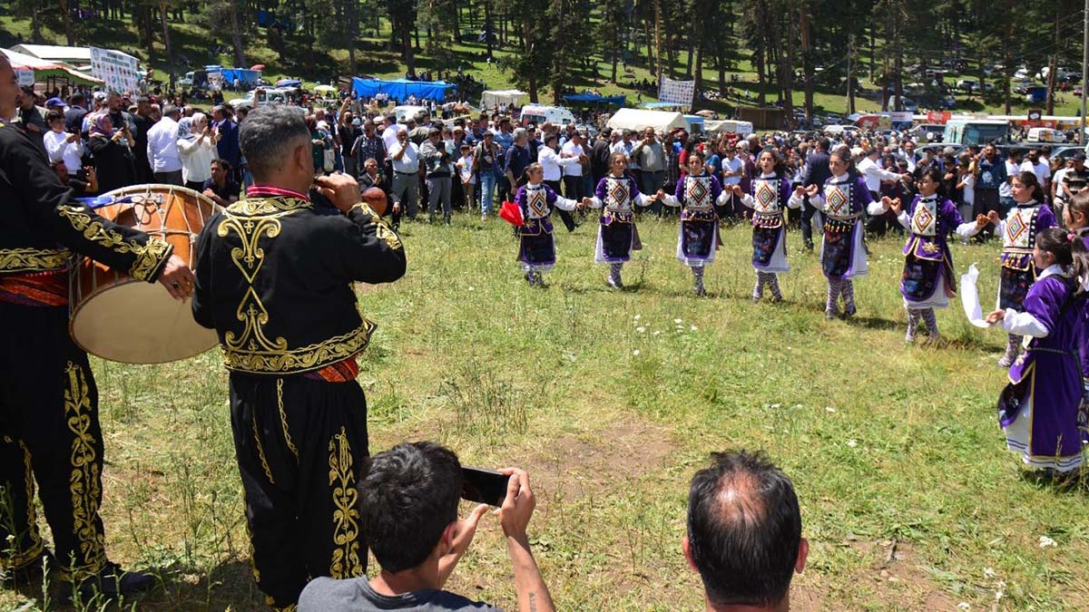 1 ton ağırlığındaki kaşar peyniri 1 saatte tüketildi