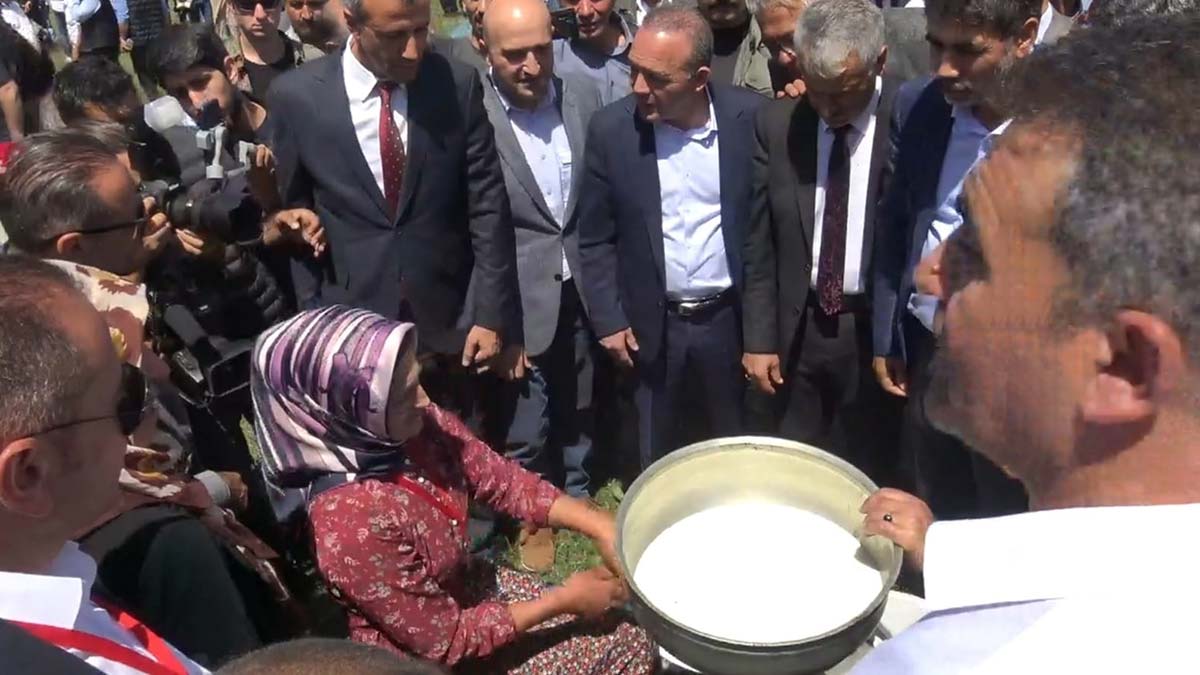 Ardahan'ın göle ilçesinde düzenlenen '21'inci göle kültür ve kaşar festivali'ne özel 3 günde hazırlanan, 1 ton ağırlığındaki kaşar peyniri, 1 saat içinde tüketildi.