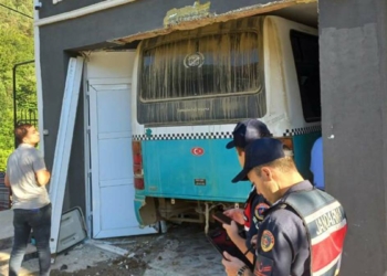 Minibüsün freni boşaldı eve girdi; 10 yaralı
