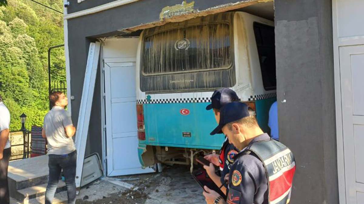 Minibüsün freni boşaldı eve girdi; 10 yaralı