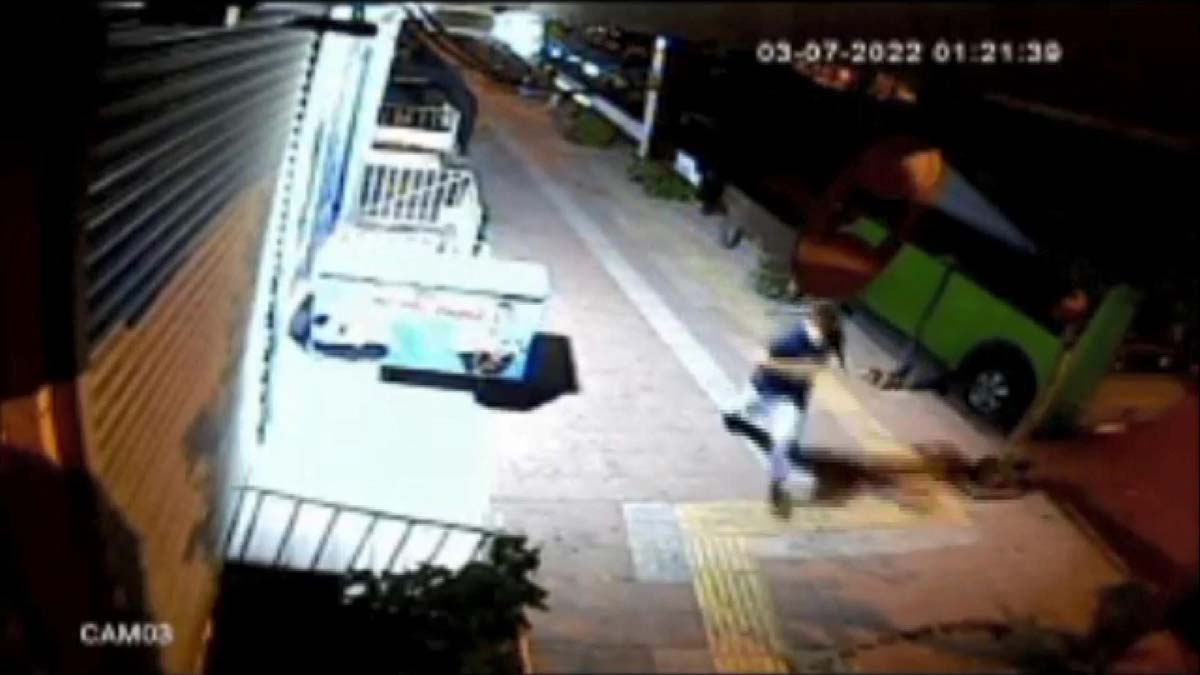 Bina önünde oturanlara silahla saldırdı