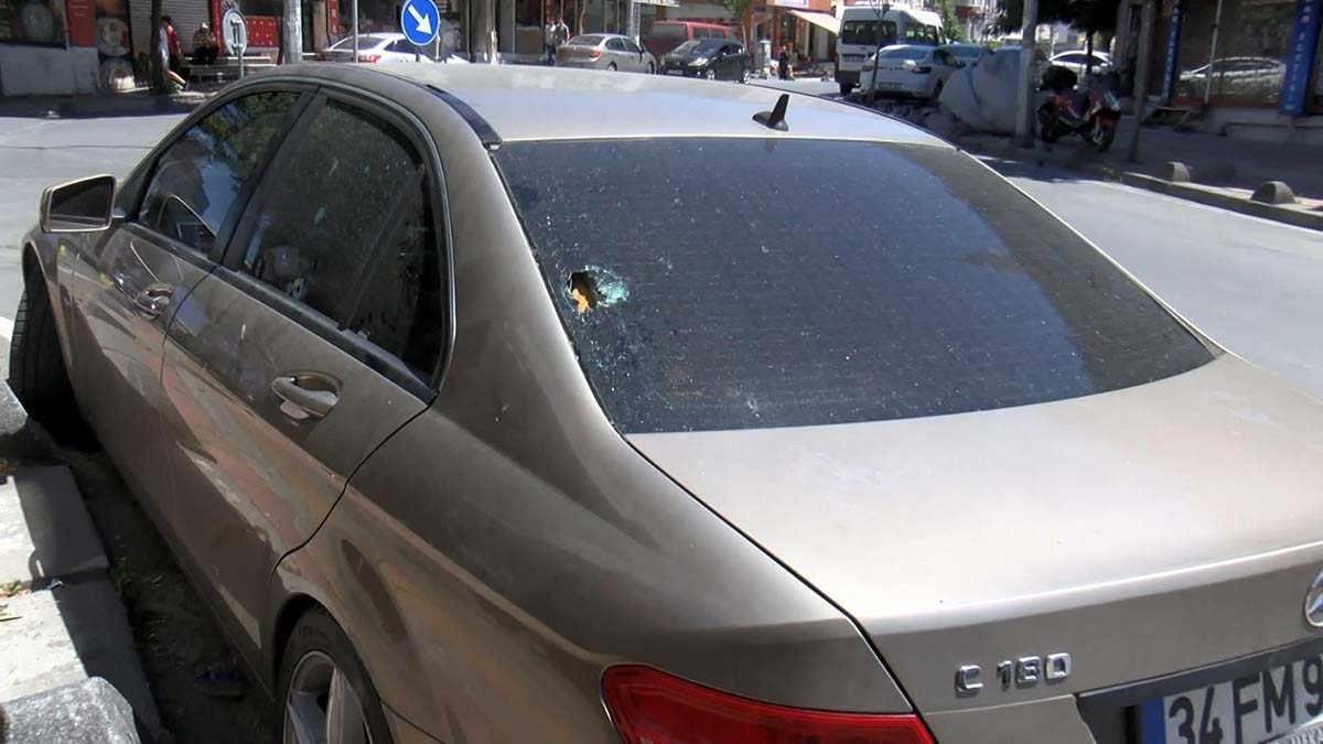 Gaziosmanpaşa'da 2 otomobil ve bir motosikletle gelen kimliği belirsiz şüpheliler, bina önünde oturanlara silahla saldırdı. Kurşunların hedefi olan üç kişinin kaçtığı anlar güvenlik kamerasına yansıdı.