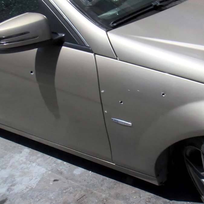 Bina önünde oturanlara silahla saldırdı