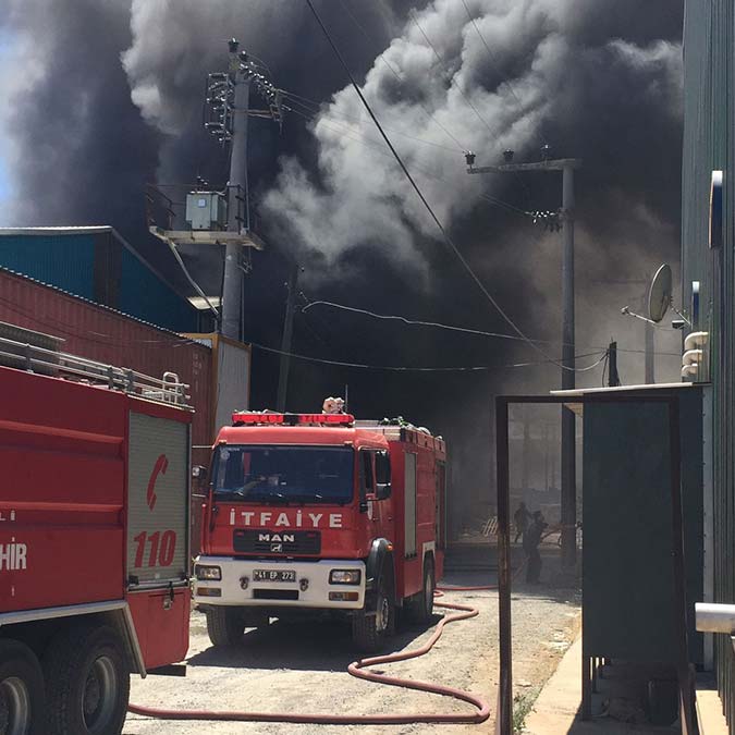 Gebze'de boya fabrikasında yangın