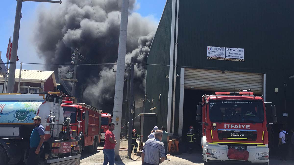 Gebze'de boya fabrikasında yangın