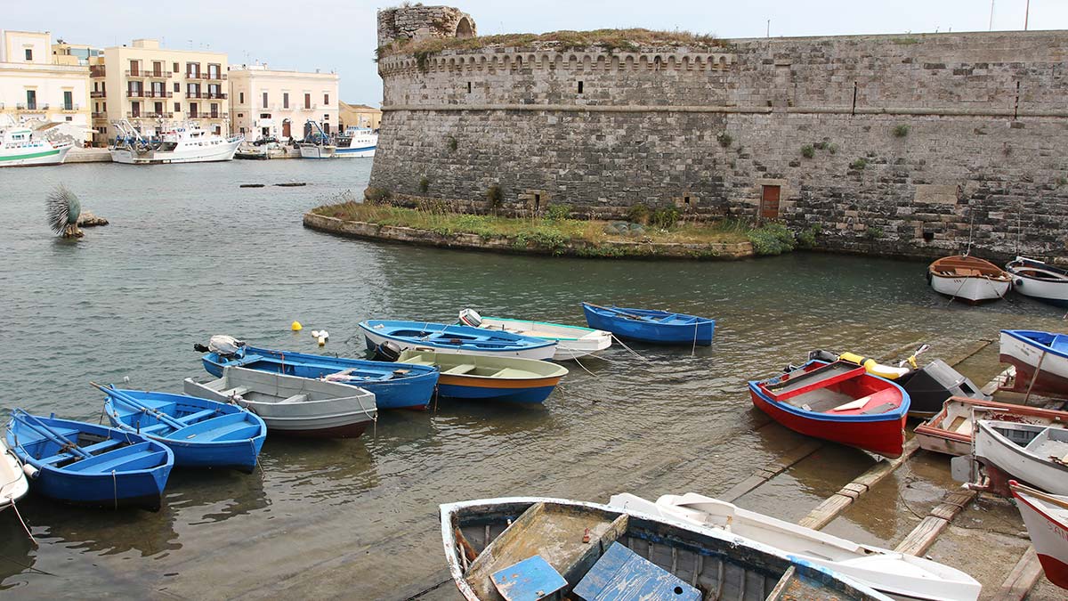 Merhaba sevgili yol arkadaşlarım, bugün size her sokağı tarih kokan ve doğal güzellikleriyle kendine hayran bırakan, manevi zenginliğiyle kalpleri coşturan, güzel bir yarımadamız olan Gelibolu'dan bahsedeceğim.. 