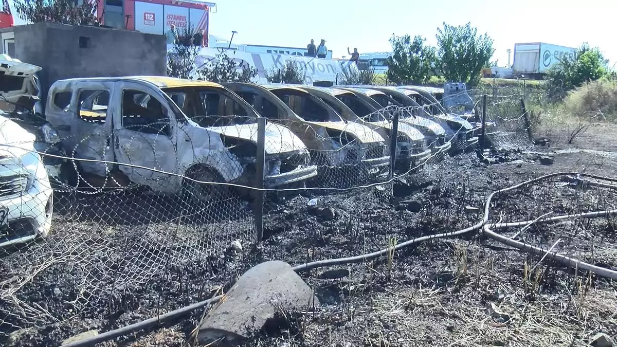 Sancaktepe’de otopark yangınında 16 aracın hasar gördüğü yangın, itfaiye ekiplerince söndürülürken, çıkış nedeniyle ilgili inceleme sürüyor.