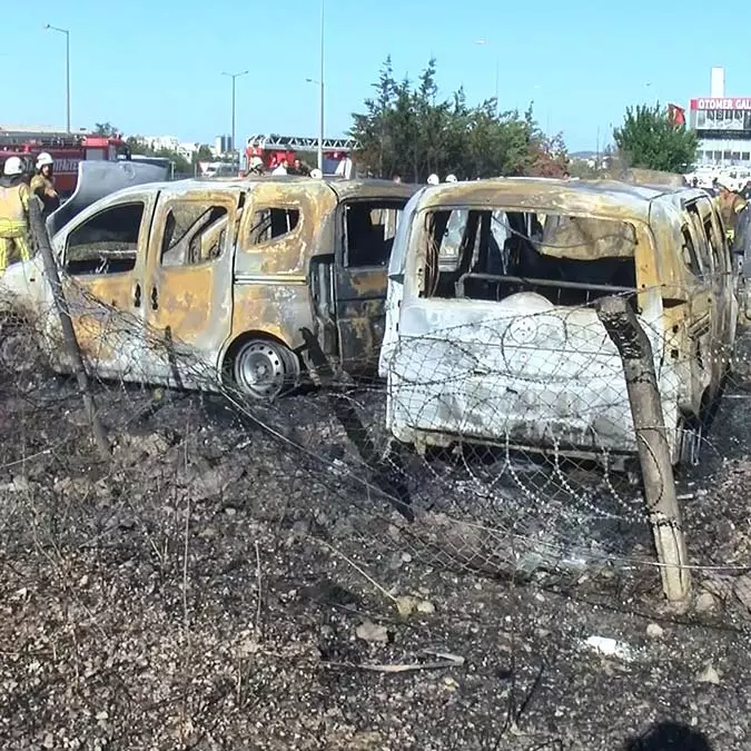 Sancaktepe'de otopark yangınında 16 araç hasar gördü