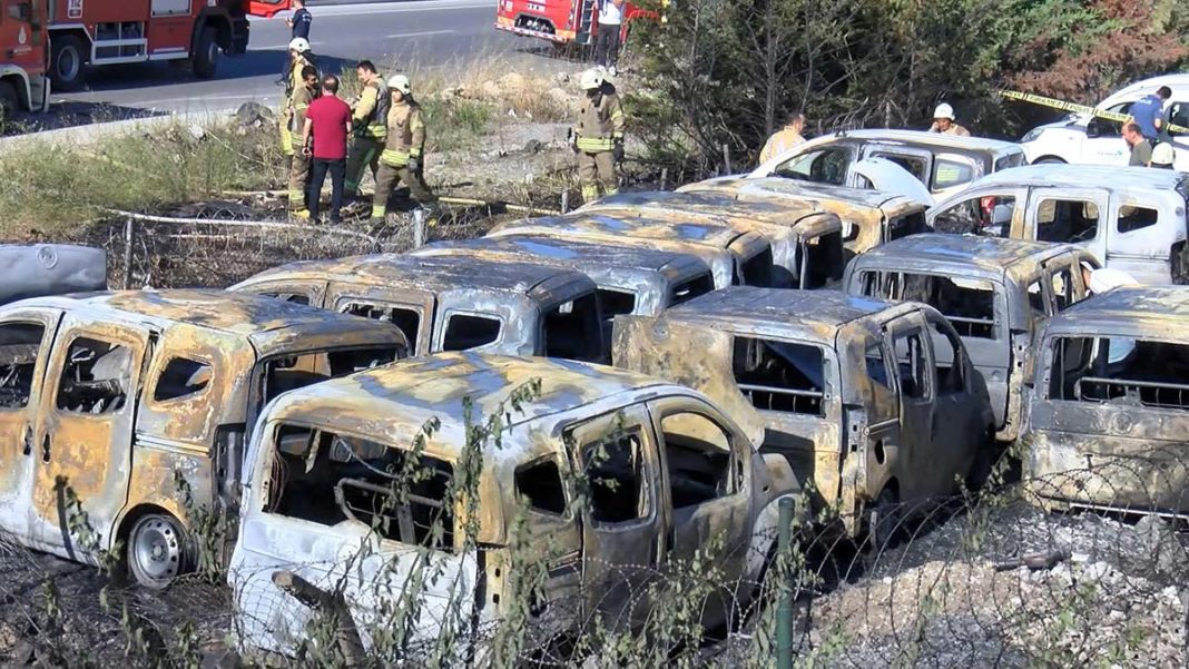 Sancaktepe'de otopark yangınında 16 araç hasar gördü