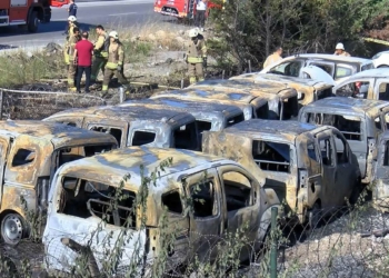 Sancaktepe'de otopark yangınında 16 araç hasar gördü