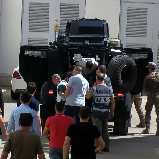 Ordu'da, komşular arasında gürültü kavgasında Şeref I. (52), Gökhan (45) ile oğlu Batuhan (23) Kurt'u tabancayla vurarak öldürdü.