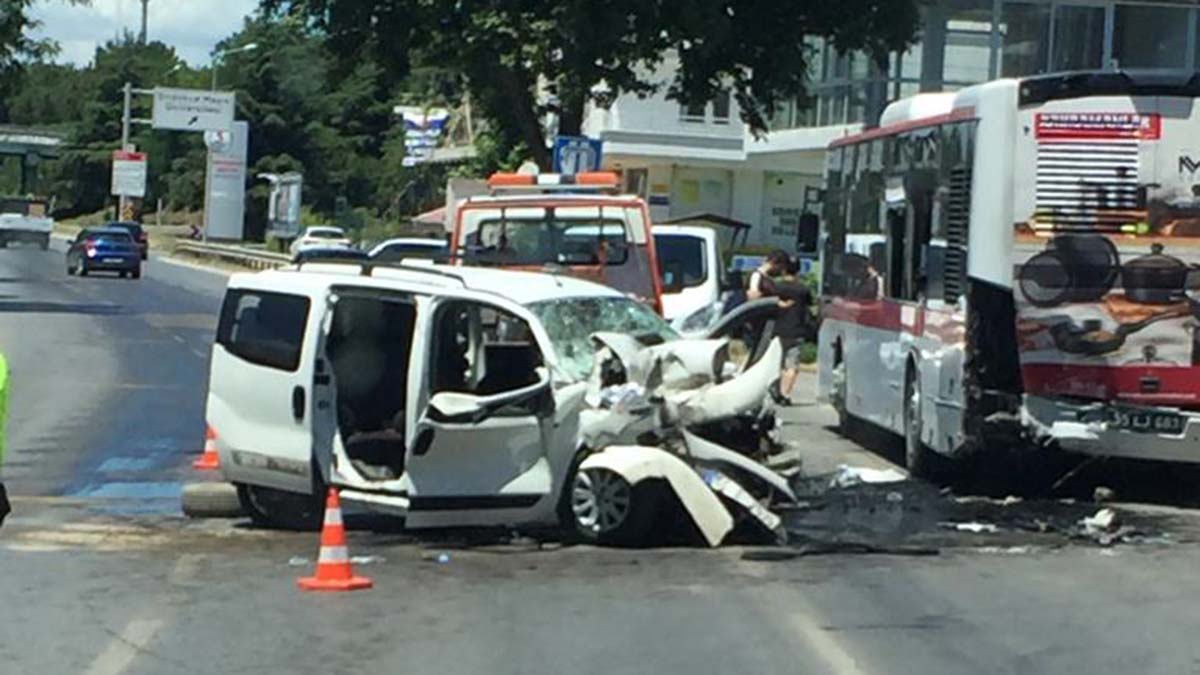 Belediye otobüsüne arkadan çarpan araçta 2 kişi öldü