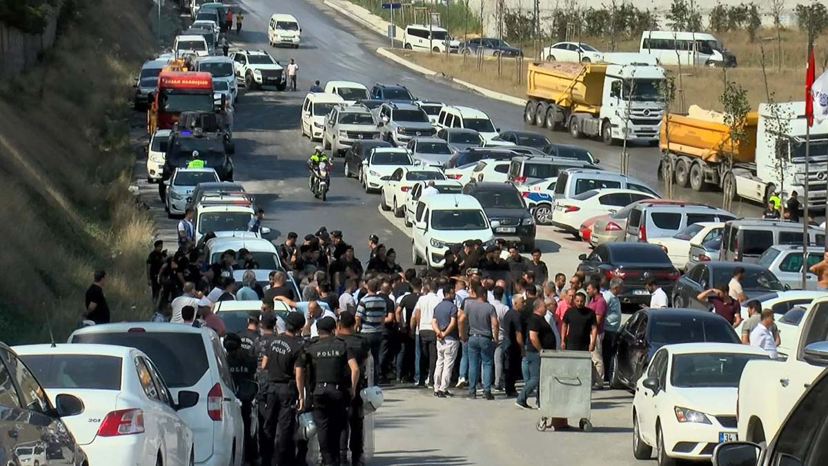 Kaçak hafriyat dökümü haberleriyle sık sık gündem olan nakliye fiyatlarının düzenlenmesi talebiyle, hafriyatçılar kontak kapattıklarını duyurdu.