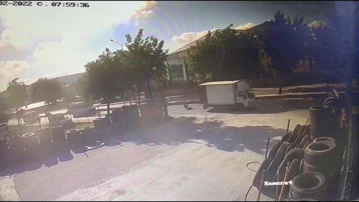 Arnavutköy'de hareket halindeki kamyonetin kasasından düşen işçinin ağır yaralandığı kaza anları güvenlik kamerasına yansıdı.