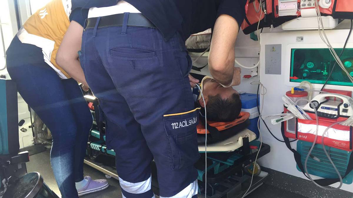 Kamyonetin kasasından düşen işçinin durumu ağır